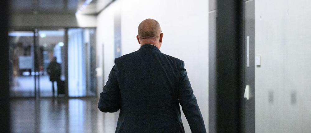 Die Sitzungen des Parlamentarischen Kontrollgremiums sind grundsätzlich geheim. Nur einmal im Jahr befragen die Abgeordneten das Spitzenpersonal der Nachrichtendienste in einer öffentlichen Sitzung.