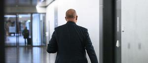 Die Sitzungen des Parlamentarischen Kontrollgremiums sind grundsätzlich geheim. Nur einmal im Jahr befragen die Abgeordneten das Spitzenpersonal der Nachrichtendienste in einer öffentlichen Sitzung.