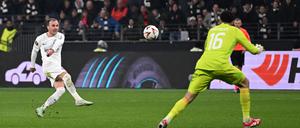 Mario Götze traf gegen Ajax Amsterdam aus etwa 40 Metern zum 4:1-Endstand.