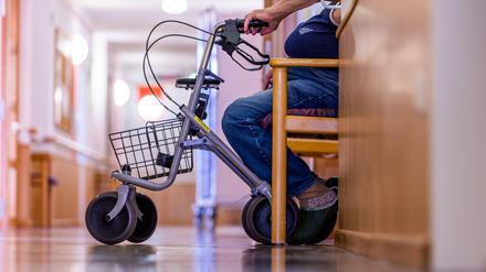 Bei Pflegekassen übersteigen die Ausgaben die Einnahmen weiter deutlich. 