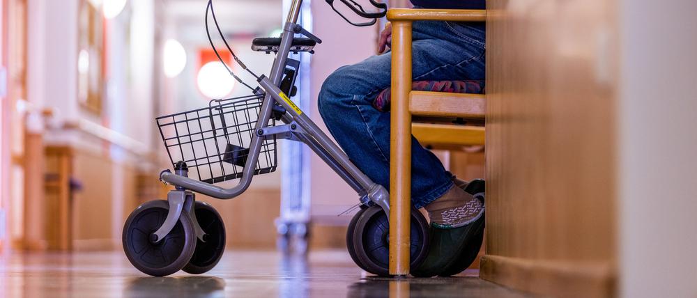 Bei Pflegekassen übersteigen die Ausgaben die Einnahmen weiter deutlich.