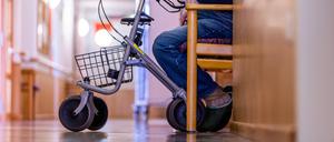 Bei Pflegekassen übersteigen die Ausgaben die Einnahmen weiter deutlich. 