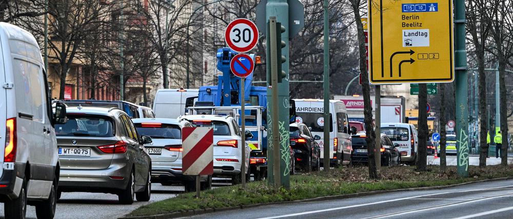 In Potsdam waren wegen der Demonstrationen zum Warnstreik im öffentlichen Dienst schon am Morgen Straßen gesperrt.