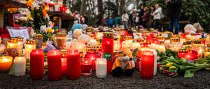 Im Schöntalpark in Aschaffenburg brennen Grabkerzen im Gedenken an die Opfer des Messerangriffs (Symbolbild).