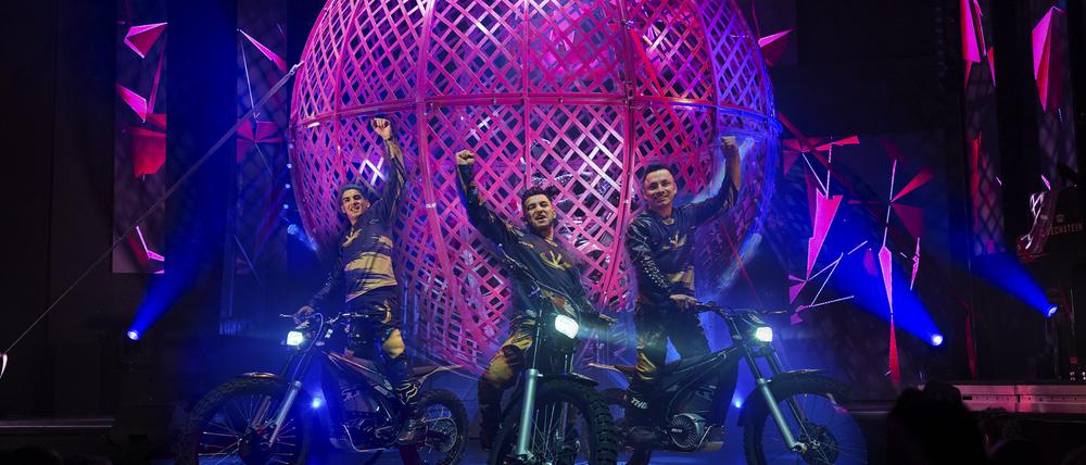 Die Motorradkugel von Dany Daniel’s Globe of E-Bikes in „Varieté Gaga – The Crazy Berlin Show“.