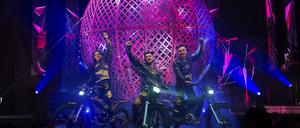 Die Motorradkugel von Dany Daniel’s Globe of E-Bikes in „Varieté Gaga – The Crazy Berlin Show“.