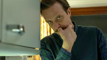 ARD/NDR TATORT: BOROWSKI UND DAS HAUPT DER MEDUSA, am Sonntag (16.03.25) um 20:15 Uhr im ERSTEN. Muttersöhnchen Robert Frost (August Diehl). © NDR/Thorsten Jander, honorarfrei - Verwendung gemäß der AGB im engen inhaltlichen, redaktionellen Zusammenhang mit genannter NDR-Sendung bei Nennung "Bild: NDR/Thorsten Jander" (S2). NDR Presse und Information/Fotoredaktion, Tel: 040/4156-2333 oder -2305, pressefoto@ndr.de