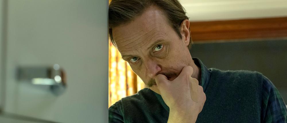 ARD/NDR TATORT: BOROWSKI UND DAS HAUPT DER MEDUSA, am Sonntag (16.03.25) um 20:15 Uhr im ERSTEN. Muttersöhnchen Robert Frost (August Diehl). © NDR/Thorsten Jander, honorarfrei - Verwendung gemäß der AGB im engen inhaltlichen, redaktionellen Zusammenhang mit genannter NDR-Sendung bei Nennung "Bild: NDR/Thorsten Jander" (S2). NDR Presse und Information/Fotoredaktion, Tel: 040/4156-2333 oder -2305, pressefoto@ndr.de
