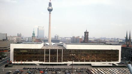 Blick auf den Palast der Republik 1985, dem Parlament der ehemaligen DDR, in dem die Volkskammer tagte. 