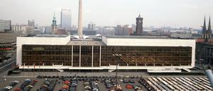 Blick auf den Palast der Republik 1985, dem Parlament der ehemaligen DDR, in dem die Volkskammer tagte. 