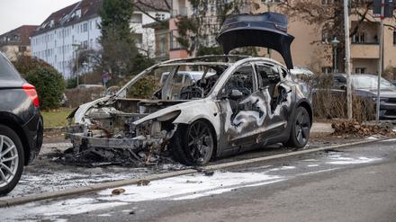 Im Berliner Stadtteil Steglitz steht ein ausgebranntes Auto der Marke Tesla. Vier Teslas sind in der Nacht in Berlin mutmaßlich angezündet worden. 