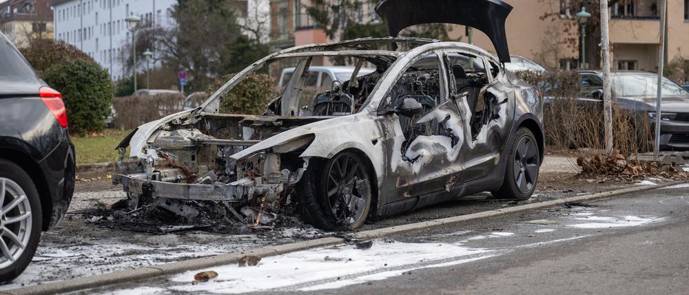  Im Berliner Stadtteil Steglitz steht ein ausgebranntes Auto der Marke Tesla. Vier Teslas sind in der Nacht in Berlin mutmaßlich angezündet worden. 