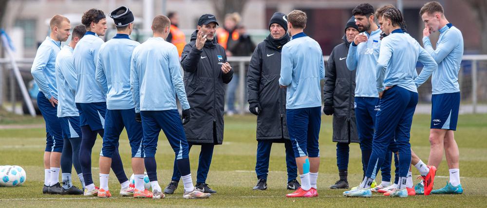 Einschwören auf den Abstiegskampf. Für Hertha BSC steht in Braunschweig eine Menge auf dem Spiel.