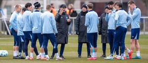 Einschwören auf den Abstiegskampf. Für Hertha BSC steht in Braunschweig eine Menge auf dem Spiel. 