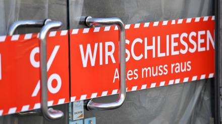 «Wir schliessen. Alles muss raus» steht auf dem Banner in der Tür eines Geschäfts in der Erfurter Altstadt.