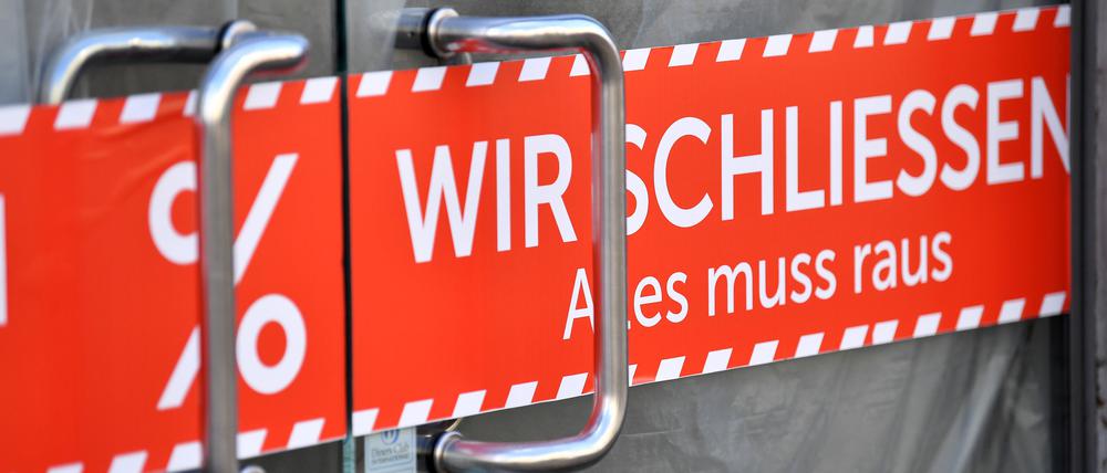 «Wir schliessen. Alles muss raus» steht auf dem Banner in der Tür eines Geschäfts in der Erfurter Altstadt.