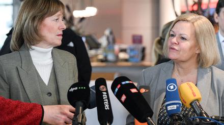 Gelsenkirchens Oberbürgermeisterin Karen Welge (links) verhandelt für die Kommunen und Innenministerin Nancy Faeser (beide SPD) für den Bund. 