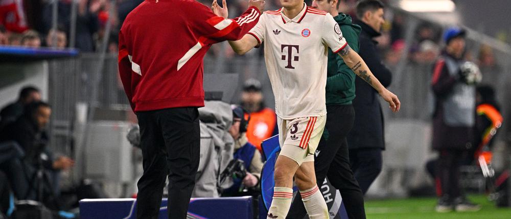 Bayern-Trainer Vincent Kompany (l) muss vorerst ohne Minjae Kim auskommen.