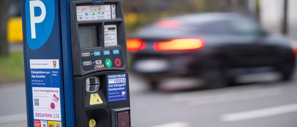 An Parkautomaten werden mit falschen QR-Codes Daten gesammelt. (Symbolbild)
