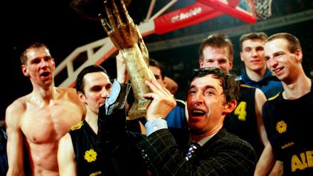 Trainer Svetislav Pesic stemmt den Korac Cup in die Höhe.
