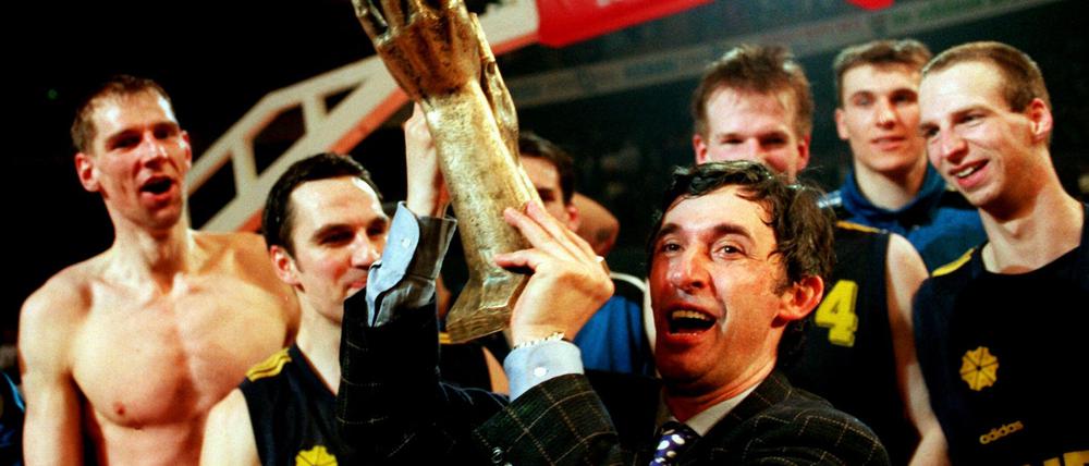 Trainer Svetislav Pesic stemmt den Korac Cup in die Höhe.