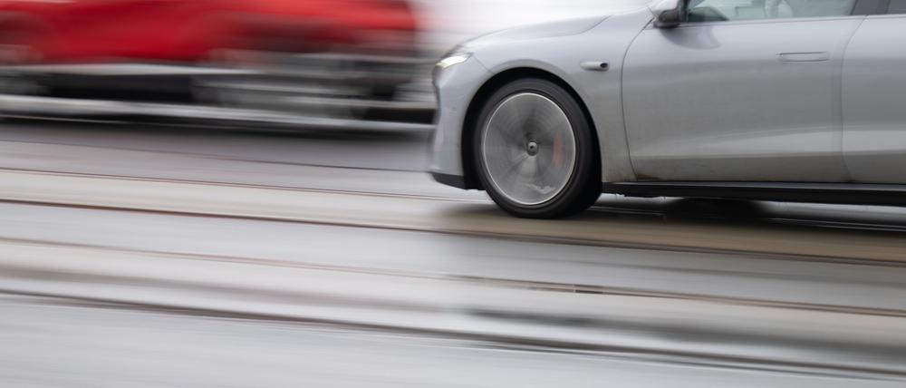 Der junge Fahrer war fast 100 Kilometer pro Stunde zu schnell unterwegs. (Foto - Illustration)