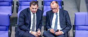 Lars Klingbeil (l), SPD Fraktionschef und Bundesvorsitzender, spricht mit Friedrich Merz, Fraktionsvorsitzender der Union und CDU-Bundesvorsitzender, im Bundestag.