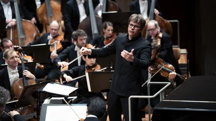 Jakob Hrůša dirigiert die Berliner Philharmoniker.