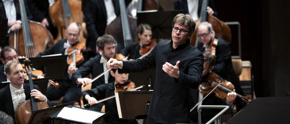 Jakob Hrůša dirigiert die Berliner Philharmoniker.