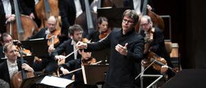 Jakob Hrůša dirigiert die Berliner Philharmoniker.
