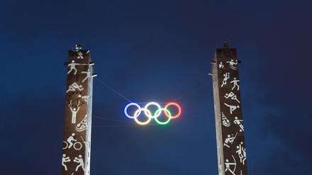 Die Olympischen Ringe leuchten in Berlin am Olympiastadion. 