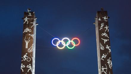 Die Olympischen Ringe leuchten.
