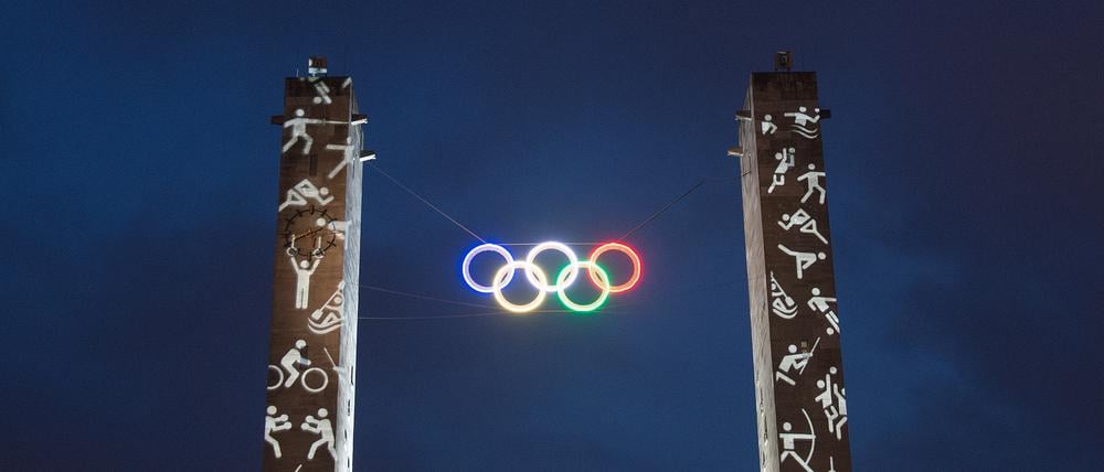 Die Olympischen Ringe leuchten.