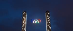 Die Olympischen Ringe leuchten in Berlin am Olympiastadion. 