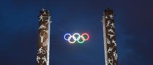 Die Olympischen Ringe leuchten in Berlin am Olympiastadion.