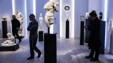 Besucher am Stand der Pariser Antiken-Galerie Chenel.