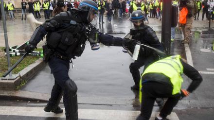 Die Polizei bei einem harten Einsatz in Paris, fotografiert 2019. 