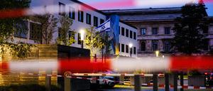 Die Fahne Israels weht am frühen Morgen vor dem Israelischen Generalkonsulat, während im Vordergrund Absperrband von der Polizei zu sehen ist. Die Polizei hat in der Münchner Innenstadt bei einem größeren Einsatz in der Nähe des Israelischen Generalkonsulats am Vortag eine verdächtige Person niedergeschossen.