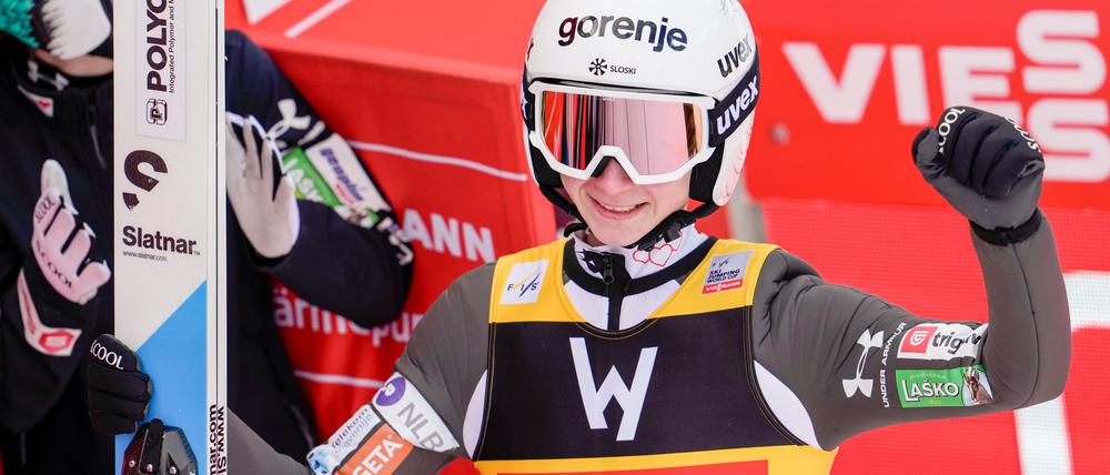 Die Slowening Nika Prevc hat im norwegischen Vikersund den Frauen-Weltrekord im Skispringen auf 236 Meter verbessert.