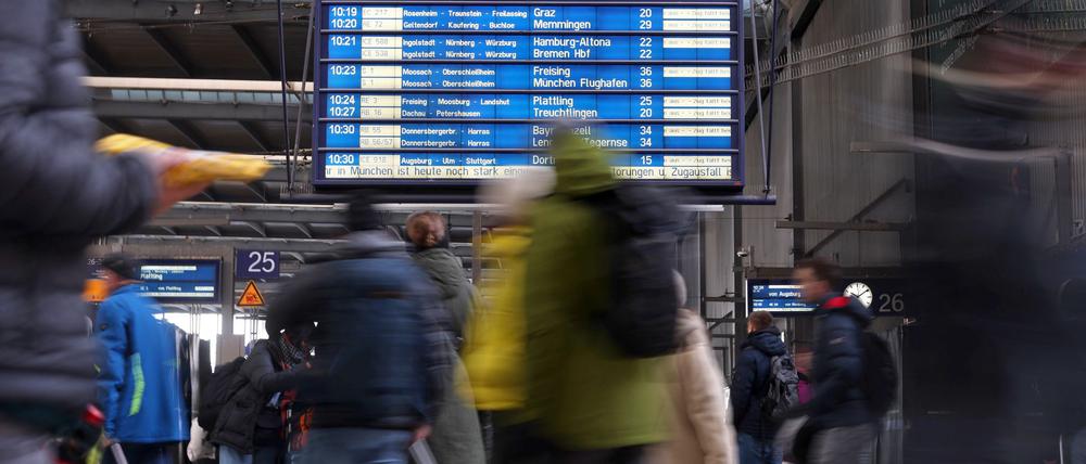 Bahnfahrten bleiben bis auf weiteres häufig eine stressige Angelegenheit. (Archivbild)