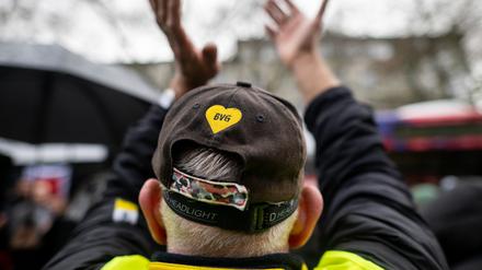 Ein Streikender trägt während eines ganztägigen Verdi-Warnstreiks bei den Berliner Verkehrsbetrieben eine Baseballmütze mit BVG-Logo. 