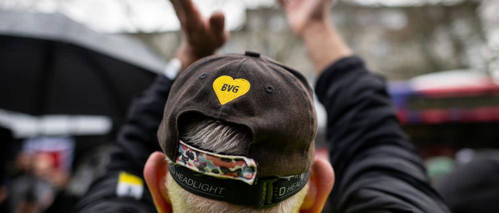 Ein Streikender trägt während eines ganztägigen Verdi-Warnstreiks bei den Berliner Verkehrsbetrieben eine Baseballmütze mit BVG-Logo.