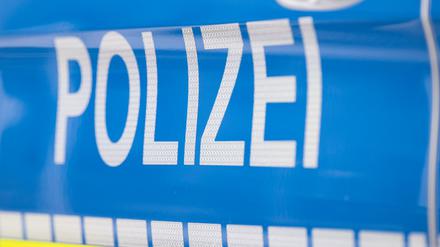 Schriftzug der Polizei auf einem Einsatzwagen (Symbolbild).  