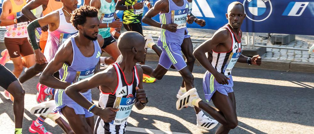 Langstreckenläufer Kibiwott Kandie aus Kenia (3. v. r.) ist wegen eines Doping-Verstoßes suspendiert worden.