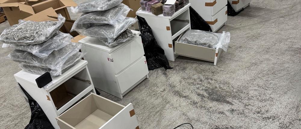 Die Bande soll Versandlogistikfirmen zur Tarnung genutzt haben.