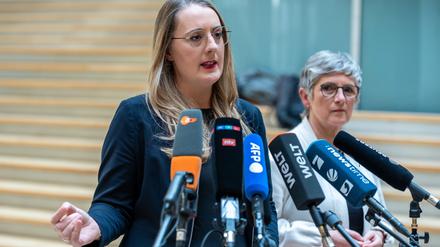 Katharina Dröge (l) und Britta Haßelmann, beide Co-Fraktionsvorsitzende von Bündnis 90/Die Grünen im Bundestag, geben ein Pressestatement.