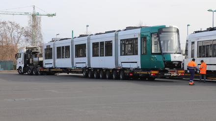 Ein Straßenbahnwaggon vom Typ Tramlink auf einem Tieflader in Potsdam.