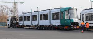 Ein Straßenbahnwaggon vom Typ Tramlink auf einem Tieflader in Potsdam.