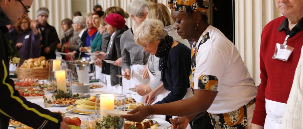 Aktion "Gedeckter Tisch" in der Potsdamer Nikolaikirche