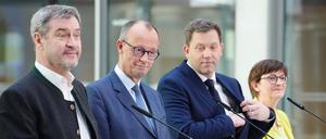 Markus Söder, (CSU), Ministerpräsident von Bayern und CSU Vorsitzender, Friedrich Merz, Unions-Kanzlerkandidat und CDU-Bundesvorsitzender, Lars Klingbeil, SPD-Fraktions- und Bundesvorsitzender, und Saskia Esken, SPD-Bundesvorsitzende, nehmen an einer Pressekonferenz nach den Sondierungsgesprächen von Union und SPD im Bundestag teil. 